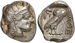 GRIECHISCHE MÜNZEN ATTICA. ATHEN. AR-Tetradrachme, um 440/420 v. Chr.; 17,11 g. Athenakopf r. mit attischem Helm//In Incusum: Eule r., dahinter Olivenzweig und Mondsichel. Flament Gruppe II. Revers mi