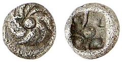 GRIECHISCHE MÜNZEN IONIA. UNBESTIMMTE MÜNZSTÄTTE. AR-Tetartemorion, 520/480 v. Chr.; 0,12 g. Rosette//In Incusum: Blütenormament. SNG Kayhan -, vergl. 740. R Sehr schön Aus der Sammlung eines Geschich