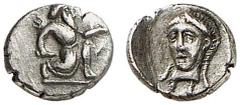 GRIECHISCHE MÜNZEN CILICIA. UNBESTIMMTE MÜNZSTÄTTE. AR-Tetartemorion, um 350 v. Chr.; 0,16 g. Großkönig im Knielauf r. mit Bogen und Dolch//Apollokopf v. v. Auktion Fritz Rudolf Künker 182, Osnabrück 