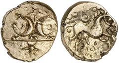 KELTISCHE MÜNZEN BRITANNIA. REGINI UND ATREBATES. ICENI. AV-Stater, Typ „Freckenham/Phallus", 45/40 v. Chr.; 5,35 g. Auf einer mittleren Basislinie zwei Mondsicheln, deren Enden fischähnlich umgestalt