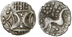 KELTISCHE MÜNZEN BRITANNIA. REGINI UND ATREBATES. ICENI. Ecen, 10-43 n. Chr. AR-Unit, nach 43; 1,22 g. Zwei Halbmonde in Opposition auf einem vertikalen dreireihigen Band, beiderseits mit parallelen P