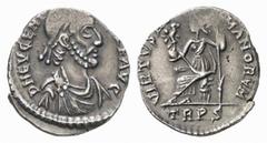 RÖMISCHE MÜNZEN (ROMAN COINS) MÜNZEN DER RÖMISCHEN KAISERZEIT Eugenius, 392-394. AR-Siliqua, Treveri; 1.39 g. Drapierte Büste r. mit Perldiadem//Roma sitzt l. auf Panzer mit Victoria auf Globus und Sp