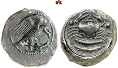 GRIECHISCHE MÜNZEN SICILIA. AKRAGAS. Æ-Hexas, 455/406 v. Chr.; 7,17 g. Adler steht r. auf Fisch//Krebs zwischen zwei Wertkugeln über zwei Fischen. Westermark, Akragas vergl. 962. Vorzüglich Aus der Sa