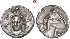 GRIECHISCHE MÜNZEN SICILIA. SYRAKUS. AR-Drachme, um 405 v. Chr.; 4,11 g. Athenakopf fast v. v. mit attischem Helm, von vier Delphinen umgeben//Leukaspis geht r. mit Speer und Schild, dahinter Altar, d