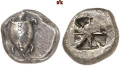 GRIECHISCHE MÜNZEN AEGINA. AEGINA. AR-Stater, 525/475 v. Chr.; 12,09 g. Seeschildkröte//Vielfach geteiltes Incusum. Hoover 428; SNG Delepierre vergl. 1501 ff. Herrliche Patina, attraktives Exemplar, s