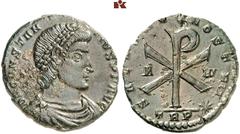 RÖMISCHE MÜNZEN MÜNZEN DER RÖMISCHEN KAISERZEIT. Constantius II., 337-361. Æ-Maiorina, 353, Treveri; 6,56 g. Drapierte Büste r. mit Perldiadem//Christogramm zwischen Alpha und Omega. RIC 332. Auflagen