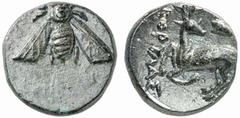 GRIECHISCHE MÜNZEN (GREEK COINS) IONIA IONIA EPHESOS. Æs, 4. Jahrhundert v. Chr., Magistrat Korylas; 0,81 g. Biene//Hirsch kniet l., zurückblickend, oben Astragal. Head, NC 1880, S. 131. Glänzende grü