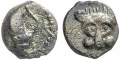 GRIECHISCHE MÜNZEN (GREEK COINS) LYCIA LYCIA Unbestimmter Dynast. Æs, frühes 4. Jahrhundert v. Chr.; 0.75 g. Muschel//Löwenskalp v. v. BMC 141. RR Vorzüglich Estimate: 250 EUR