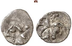 KELTISCHE MÜNZEN GERMANIA. VINDELIKER. AR-1/4 Quinar, spätes 2. Jahrhundert v. Chr.; 0,39 g. Kopf l.//Pferd l., unten Sporen. Kellner 330 f.; Slg. Flesche 393. Avers leicht dezentriert, sehr schön Zur