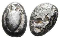 GRIECHISCHE MÜNZEN AEGINA, AEGINA. AR-Stater, 525/475 v. Chr.; 12,37 g. Seeschildkröte//Fünffach geteiltes Incusum. Hoover 434; SNG Delepierre vergl. 1706. Schön Exemplar der Slg. Phoibos. Exemplar de