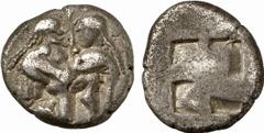 GRIECHISCHE MÜNZEN (GREEK COINS) THRACIA THASOS. AR-Obol (?), 411/350 v. Chr.; 0.40 g. Satyrkopf r.//Zwei Delphine übereinander l. und r. SNG Cop. 1033. Dazu: fünf weitere Kleinsilbermünzen von Thasos