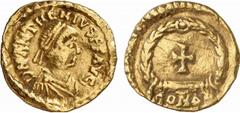 RÖMISCHE MÜNZEN (ROMAN COINS) MÜNZEN DER RÖMISCHEN KAISERZEIT Anthemius, 467-472. AV-Tremissis, Rom; 1.39 g. Drapierte Büste r. mit Perldiadem//Kreuz in Kranz. RIC 2847. R Sehr schön Anthemius war der