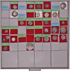 GRIECHISCHE MÜNZEN LOTS GRIECHISCHER MÜNZEN. Sammlung meist griechischer Münzen in Electrum, Silber und Bronze. Die Sammlung enthält Prägungen von Hispania bis Aegyptus, darunter 16 Tetradrachmen (u. 