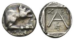 GREEK COINS PELOPONNESUS ARGOLIS. ARGOS. AR-Triobol, um 120/80 v. Chr.; 2,45 g. Wolfsprotome r.//In Incusum: A, unten Adler auf Blitz r. Hoover 690; Slg. BCD 1144. Feine Tönung, sehr schön Erworben im