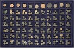 GREEK COINS LOTS Griechische Bronzemünzen: Das interessante Lot enthält griechische Bronzemünzen von Magna Graecia bis in den griechischen Osten, darunter einige römische Provinzialprägungen. In zwei 