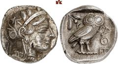 MÜNZEN DER ANTIKEN WELT AUS VERSCHIEDENEM BESITZ GRIECHISCHE MÜNZEN. ATTICA. ATHEN AR-Tetradrachme, um 440/420 v. Chr.; 17,18 g. Athenakopf r. mit attischem Helm//In Incusum: Eule r., dahinter Olivenz