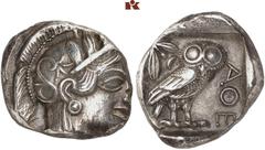 MÜNZEN DER ANTIKEN WELT AUS VERSCHIEDENEM BESITZ GRIECHISCHE MÜNZEN. ATTICA. ATHEN AR-Tetradrachme, um 440/420 v. Chr.; 17,16 g. Athenakopf r. mit attischem Helm//In Incusum: Eule r., dahinter Olivenz