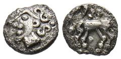 CELTIC COINS GALLIA TREVERI. AR-Quinar, 120/85 v. Chr.; 1,88 g. Kopf l.//Pferd l. Delestrée/Tache 199. Leicht korrodiert, sehr schön Exemplar Sammlung Cologny, Webauction Obolos 1, Zürich 2015, Nr. 86