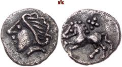 KELTISCHE MÜNZEN GERMANIA. VINDELIKER. AR-1/4 Quinar, spätes 2. Jahrhundert v. Chr.; 0,48 g. Kopf l.//Pferd l., darüber fünf Punkte. Kellner Typ mit Stachelhaar a; Slg. Flesche vergl. 395. Selten in d