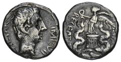 ROMAN COINS MÜNZEN DER RÖMISCHEN KAISERZEIT Augustus, 30 v.-14 n. Chr. AR-Quinar, 29/28 v. Chr., italische Münzstätte; 1,43 g. Kopf r.//Victoria steht l. mit Kranz und Palmzweig auf Cista mystica zwis