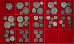 ROMAN COINS LOTS RÖMISCHER MÜNZEN Spätrömische Folles und Teilstücke: Enthalten sind u.a. Prägungen des Constantius I., Galerius, Maximinus II. Daia, Maxentius, Licinius I., Constantinus I. (auch für 