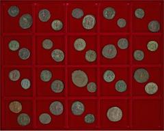 ROMAN COINS LOTS RÖMISCHER MÜNZEN Spätrömische Bronzemünzen: Enthalten sind Bronzemünzen aus dem 4. Jahrhundert (hauptsächlich), u.a. des Maximianus, Constantius I., Maxentius, Licinius I., Constantin
