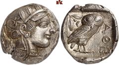GRIECHISCHE MÜNZEN ATTICA. ATHEN. AR-Tetradrachme, um 440/420 v. Chr.; 17,20 g. Athenakopf r. mit attischem Helm//In Incusum: Eule r., dahinter Olivenzweig und Mondsichel. Flament Gruppe II. Fast Stem