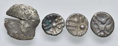 Münzen Lots Lot Münzen Antike, Kelten. 4 Stück: 1 x Quinar anonym (subaerat mit Prüfhieb), 3 x Obol (Magdalensberg Punktkreuz und Strichkreuz). ges. 2,68g vgl. Slg. Lanz 255 s/vz