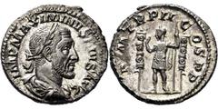 RÖMISCHE MÜNZEN, RÖMISCHES KAISERREICH MAXIMINUS I. THRAX. 235-238, Denar. Belorbeerte, drapierte und gepanzerte Büste r. Rs: Maximinus steht l. mit Speer zwischen 2 Standarten, die Rechte zum Grußges