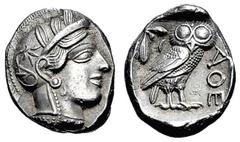 ATHEN. Tetradrachme. Ca. 450-404. Athenakopf mit attischem Helm r., auf dem Helmkessel Ranke und 3 Olivenblätter. Rs: A_E; Eule r., dahinter Olivenzweig und Mondsichel. Alles in Quadratum incusum. SNG