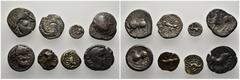LOTS LOTS Keltische Silber- und Bronzemünzen:Billonstater der Coriosolites, Quinar der Sequani, 2 Tetradrachmen vom Typ Kugelwange und eine Tetradrachme vom Typ Kapostal. Dazu eine AE-24 mm aus Castul
