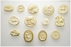 LOTS LOTS Gipsabgüsse griechischer Münzen und Gemmen:Vorder- und Rückseite von 2 Tetradrachmen des Philippos II., jeweils eine Seite von Münzen einer unbekannten thrako-makedonischen Münzstätte (Ennea