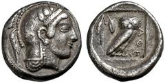 GRIECHISCHE MÜNZEN, GRIECHISCHES MUTTERLAND, ATTIKA, ATHEN. Didrachme. 479-ca. 450. Behelmter Athenakopf r. Rs: Eule r. in Quadratum incusum. Dahinter Olivenzweig, zur Hälfte im Quadratum incusum, zur