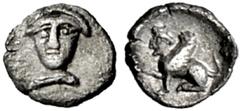 GRIECHISCHE MÜNZEN, ASIEN, KILIKIEN, UNBESTIMMTE MÜNZSTÄTTE. Tetartemorion. 4. Jh v. Chr. Frontale Büste. Rs: Sphinx sitzt l. in rundem Incusum. Troxell-Kagan in Festschrift Kraay-Morkholm 1989 Nr. 20