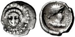 GRIECHISCHE MÜNZEN, ASIEN, KILIKIEN, UNBESTIMMTE MÜNZSTÄTTE. Tetartemorion. 4. Jh v. Chr. Apollokopf frontal. Rs: Büste mit Diadem r. Davor aramäischer(?) Buchstabe. Troxell-Kagan in Festschrift Kraay