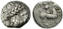 KELTEN, DONAUKELTEN, IMIT. D. TETRAD. PHILIPPOS II. Tetradrachme. Typ mit Triskeles. Barbarisierter belorbeerter Zeuskopf r. Rs: Reiter r., dahinter Mäandermuster. Unter dem Pferd Triskeles. OTA 434, 