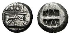 Griechische Münzen Asien Lykien PHASELIS. Stater Ca. 520-480. Prora in Form einer Eberprotome rechts, darüber Schilde. Rs: Zweigeteiltes Quadratum incusum mit unregelmäßigen Strichen. SNG COP. -. SNG 