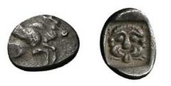 Griechische Münzen Asien Ionien KLAZOMENEI. Diobol 5. Jh. v. Chr. Geflügelte Stierprotome r. Rs: Gorgoneion in Quadratum incusum. SNG COP. 12. SNG v. A 4101 (Lykien). Vismara 95 (Uvug?). 1,44g. Rs. wi