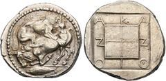 GRIECHISCHE MÜNZEN, GRIECHISCHES MUTTERLAND, MAKEDONIEN, AKANTHOS. Tetradrachme. Ca. 470-430. AKA Löwe reißt nach l. knienden Stier. Im Abschnitt Fisch. Rs: Ethnikon um erhabenes viergeteiltes Linienq