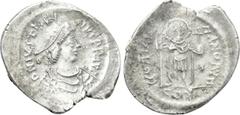 Byzantine Coins JUSTINIAN I (527-565). Siliqua. Constantinople. Obv: D N IVSTINIANVS P P AVG. Diademed, draped and cuirassed bust right. Rev: GLORIA ROMANORVM / CON. Justinian standing facing, head ri