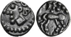 KELTEN GALLIEN. OSTGALLIEN Treveri. Quinar ø 13mm (2,09g). Um 120 / 85 v. Chr. Typ "Winkel- oder Hakennase". Vs.: Stilisierter Kopf n. l., "S"-förmige Haare, drei Punkte für Nase und Mund, das Ohr als