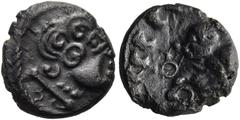 KELTEN DEUTSCHLAND. HESSEN UND RHEINLAND Typ Nauheim. Quinar ø 12mm (1,70g). Um 100 / 50 v. Chr. Vs.: Lockenkopf mit Lippenpunkten n. r., am Hals Perllinie, das Ganze im Kranz. Rs.: "Vogelmännchen" n.