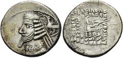 GRIECHEN PARTHER. ARSAKIDEN Phraates IV., 38/7 - 2 v. Chr. Drachme ø 20mm (3,75g). Mzst. Ekbatana. Vs.: Drapierte Büste mit Vollbart u. Diadem n. l., r. oben Adler mit Kranz im Schnabel. Rs.: ΒΑΣΙΛΕΩΣ