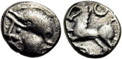 KELTEN GALLIEN. ÖSTLICHES MITTELGALLIEN Haeduer. Quinar ø 12mm (1,65g). 100 - 50 v. Chr. Vs.: Barbarisierter Romakopf n. l. Rs.:Stilisiertes Pferd n. l., oben u. unten je ein O. Castelin 555; Kellner 