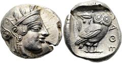 GRIECHEN ATTIKA. ATHEN. Tetradrachme ø 23mm (17,16g). ca. 454 - 404 v. Chr. Vs.: Kopf der Athena mit attischem Helm geschmückt mit drei Lorbeerblättern, Ohrring u. Perlenkette n. r. Rs.: ΑΘΕ, Eule n. 