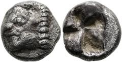GRIECHEN IONIEN. KOLOPHON Obol ø 8mm (0,99g). Spätes 6. Jh. v. Chr. Vs.: Archaischer Männerkopf (Apollon?) n. l. Rs.: Unregelmäßiges Quadratum incusum. SNG Aul. 18081809 var. (Hemiobol); SNG Kayhan 34