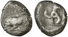 GRIECHEN . LYKIEN Stater (9,06g). ca. 460 - 440 v. Chr. Mzst. unbest. Vs.: Linkshin stehender Löwe mit Stierkeule im Maul. Rs.: Quadratisches Incusum mit Perlrahmen, im Feld Triskeles. Stgl. mit Peus 