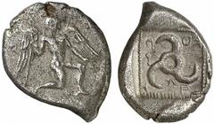 GRIECHEN . LYKIEN Kuprilli 1/3 Stater (2,63g). 470 / 440 v. Chr. Mzst. unbest. Vs.: Geflügelte, nackte Göttergestalt (Hermes?) n. r. Rs.: "koprlle", Triskeles in quadratischem Incusum mit Perlrahmen. 