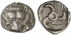 GRIECHEN . LYKIEN Mithrapata 1/6 Stater (1,38g). 390 / 370 v. Chr. Mzst. unbestimmt Vs.: Frontaler Löwenskalp. Rs.: "mithr", Triskeles, im Feld Delfin. Gorny Vismara II 196 (Var.); Traité ­ ; SNG Aul.