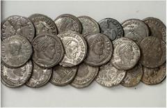 LOTS . Tetrarchie Folles, verschiedene Kaiser der 3. Tetrarchie, vor allem Licinius und Konstantin. VERKAUFT WIE BESEHEN, KEINE RÜCKGABE / SOLD AS IS, NO RETURN. 20 Stück! Meist mit Silbersudresten un